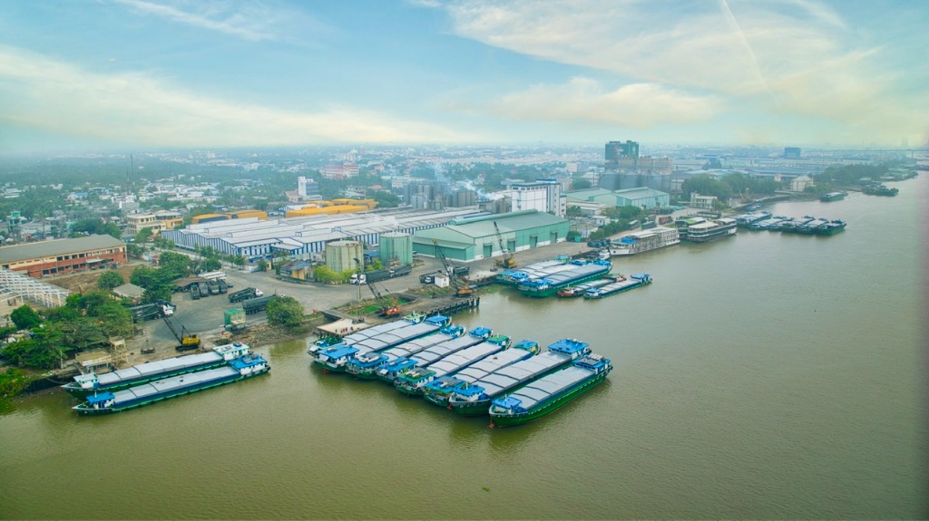 Đội sà lan nắp kín Trường Phát trên luồng hàng hải