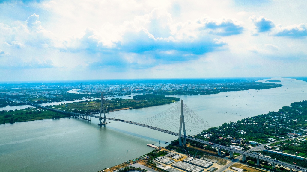 Hạ tầng cầu dây văng kết nối cao tốc và luồng sông huyết mạch